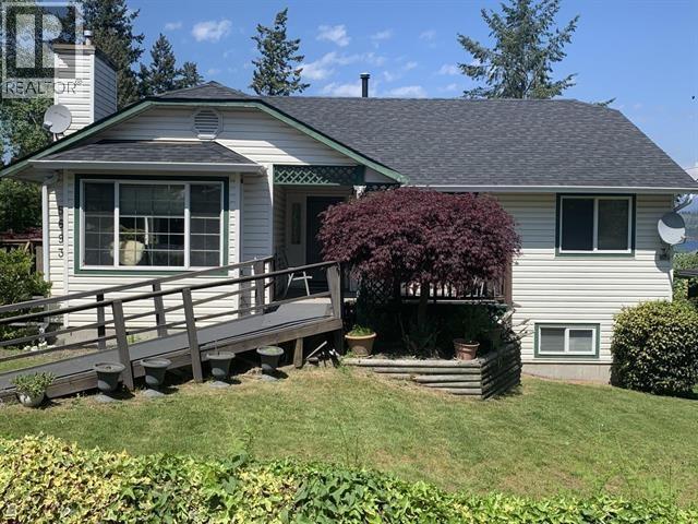 5693 Porpoise Bay Road, Sechelt, British Columbia  V0N 3A4 - Photo 1 - R3083606