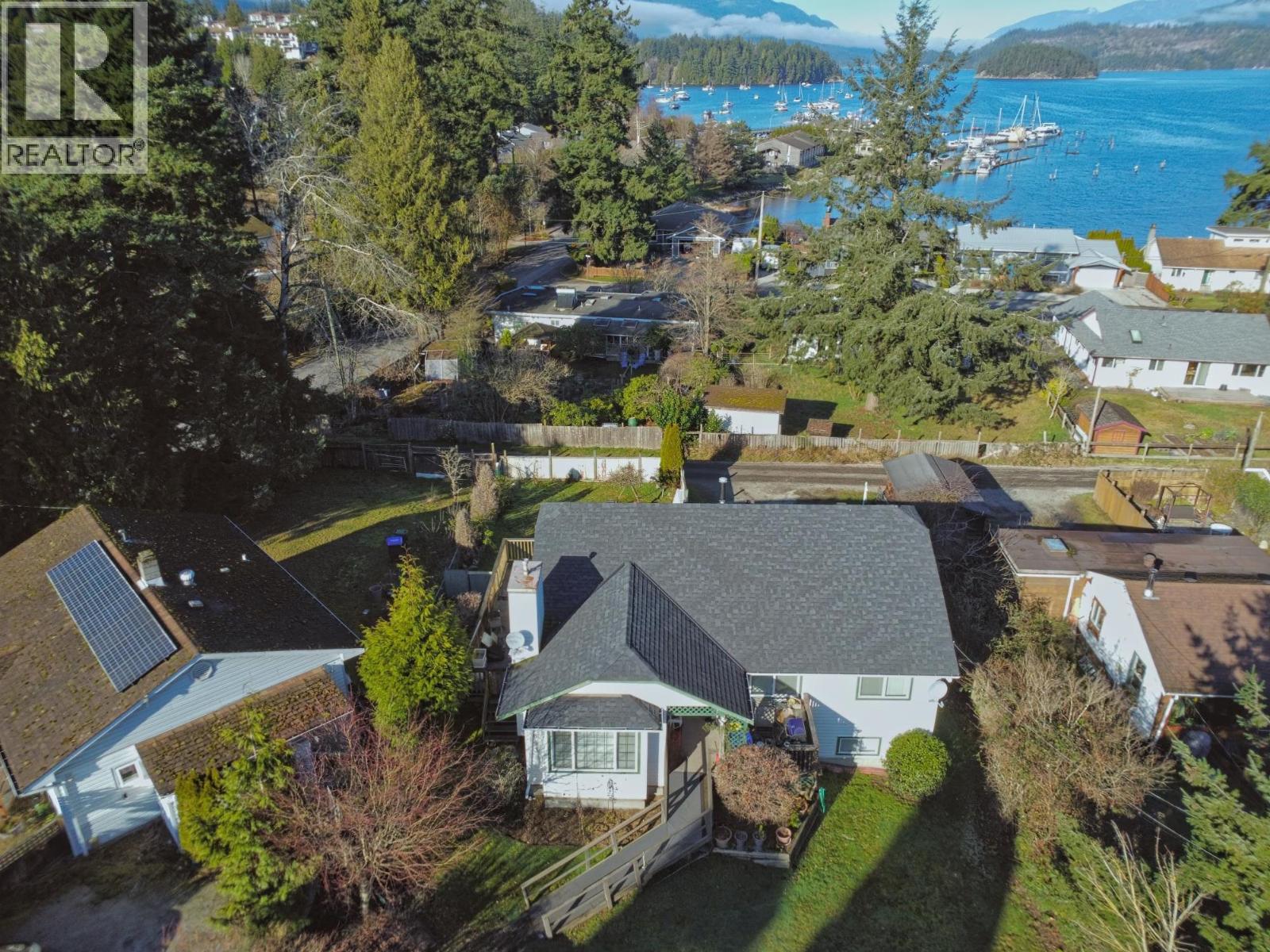 5693 Porpoise Bay Road, Sechelt, British Columbia  V0N 3A4 - Photo 2 - R3083606