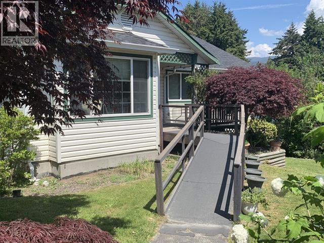 5693 Porpoise Bay Road, Sechelt, British Columbia  V0N 3A4 - Photo 3 - R3083606