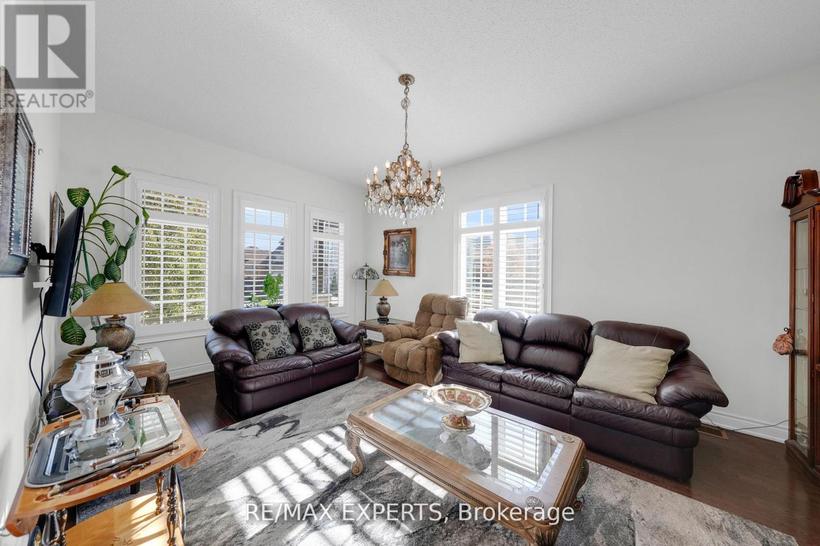 10 Falkland Road, Brampton, Ontario  L6P 4C3 - Photo 5 - W12732996