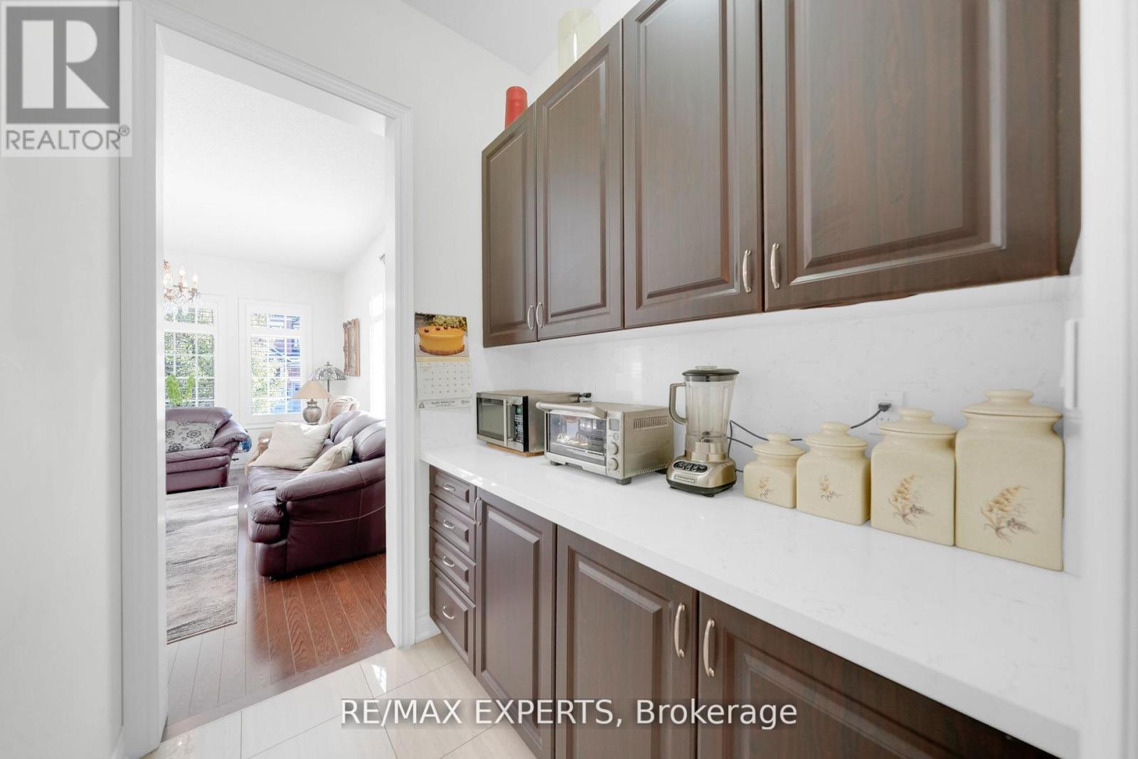 10 Falkland Road, Brampton, Ontario  L6P 4C3 - Photo 7 - W12732996