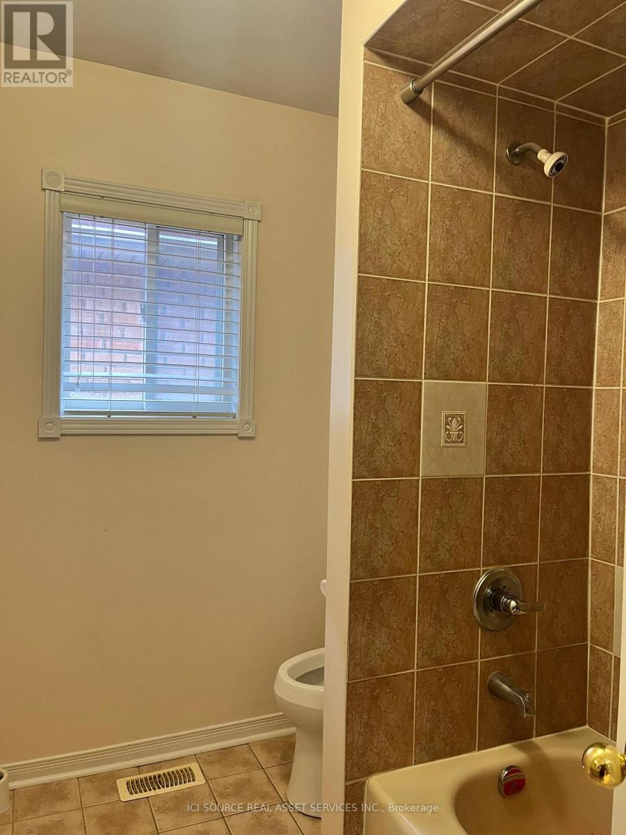 Upper - 36 Newark Way, Brampton, Ontario  L7A 2W8 - Photo 10 - W12733022