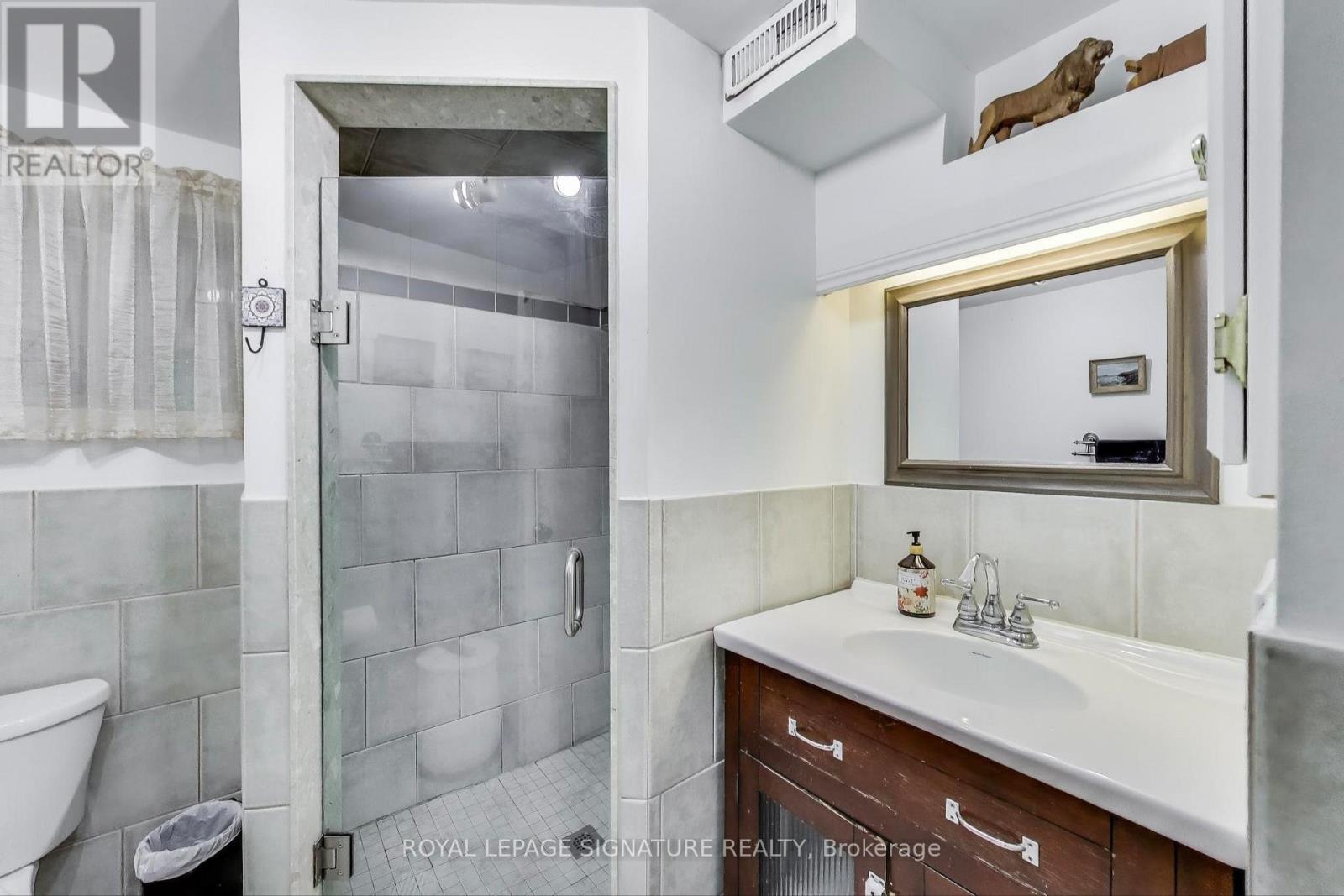 232 Pacific Avenue, Toronto, Ontario  M6P 2P5 - Photo 37 - W12733122