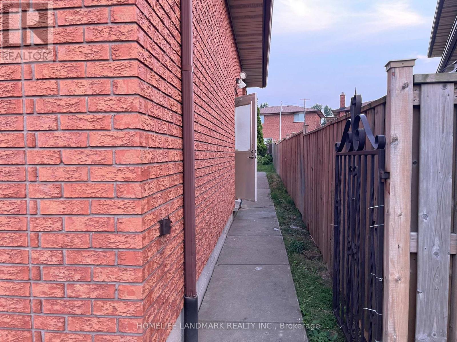 Lower & Main - 353 Darlington Court, Hamilton, Ontario  L9C 6Z2 - Photo 4 - X12733074