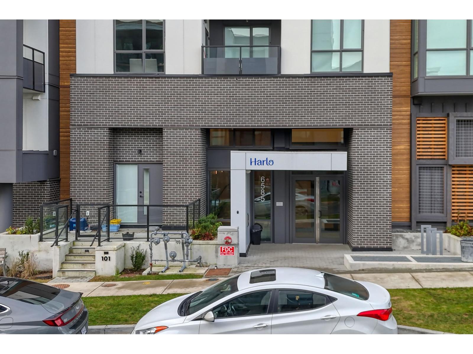 212 6585 195A STREET, Surrey, British Columbia