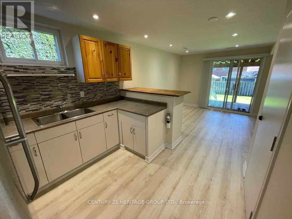 217 Yorkshire Drive, Newmarket, Ontario  L3Y 6K9 - Photo 2 - N12733300