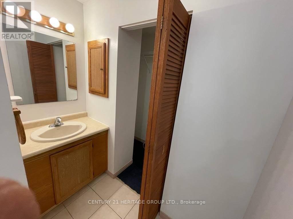 217 Yorkshire Drive, Newmarket, Ontario  L3Y 6K9 - Photo 7 - N12733300