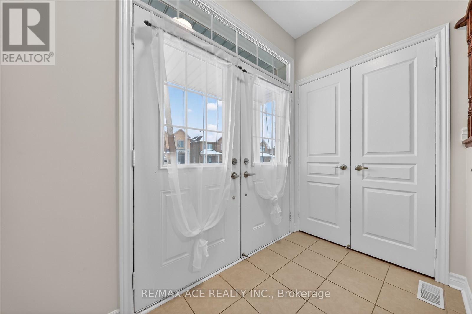 26 Newhouse Boulevard, Caledon, Ontario  L7C 4A1 - Photo 4 - W12733222