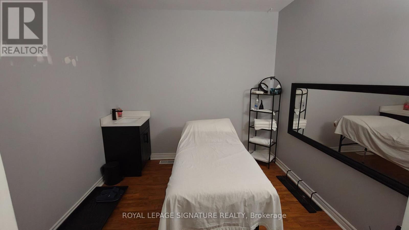 840 Brown's Line, Toronto, Ontario  M8W 3W2 - Photo 6 - W12733256