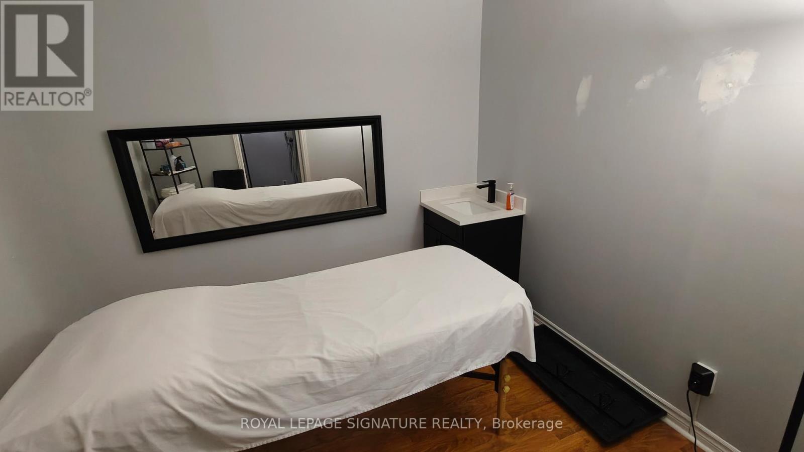 840 Brown's Line, Toronto, Ontario  M8W 3W2 - Photo 7 - W12733256