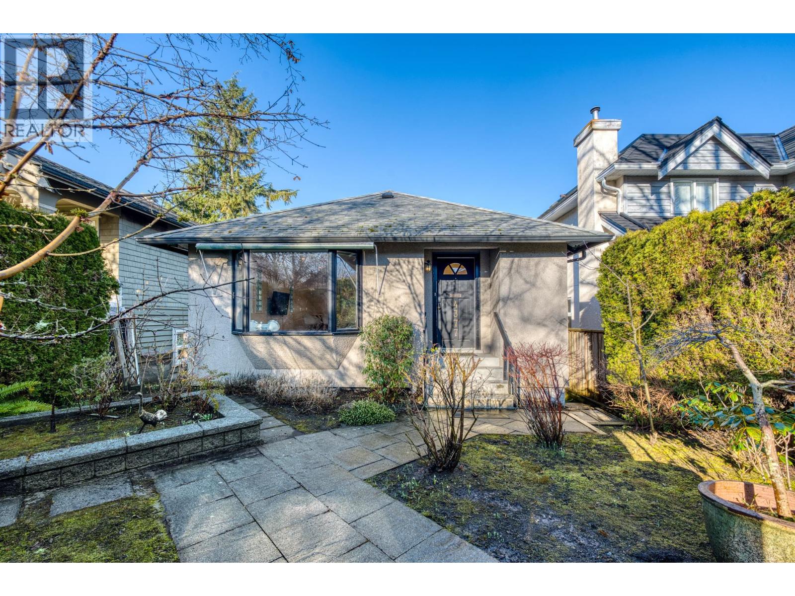 Listing Picture 2 of 28 : 4377 W 12TH AVENUE, Vancouver / 溫哥華 - 魯藝地產 Yvonne Lu Group - MLS Medallion Club Member
