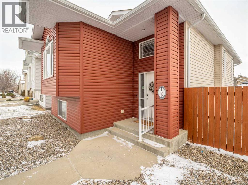109 Peigan Court W, Lethbridge, Alberta  T1K 7N9 - Photo 2 - A2282036