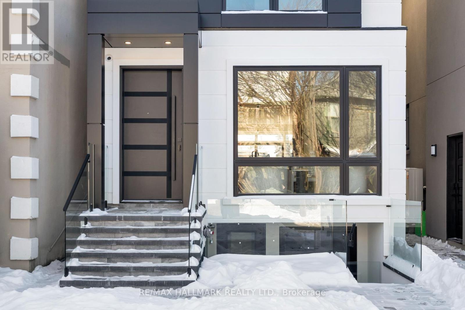 15 Cruikshank Avenue, Toronto, Ontario  M4K 1S6 - Photo 3 - E12733346