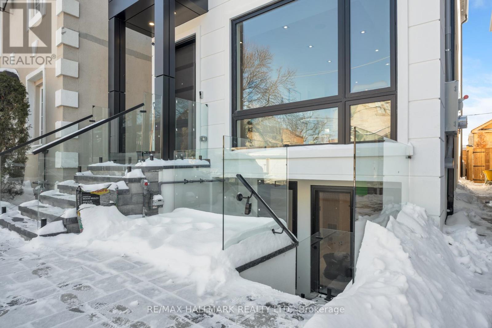 15 Cruikshank Avenue, Toronto, Ontario  M4K 1S6 - Photo 4 - E12733346