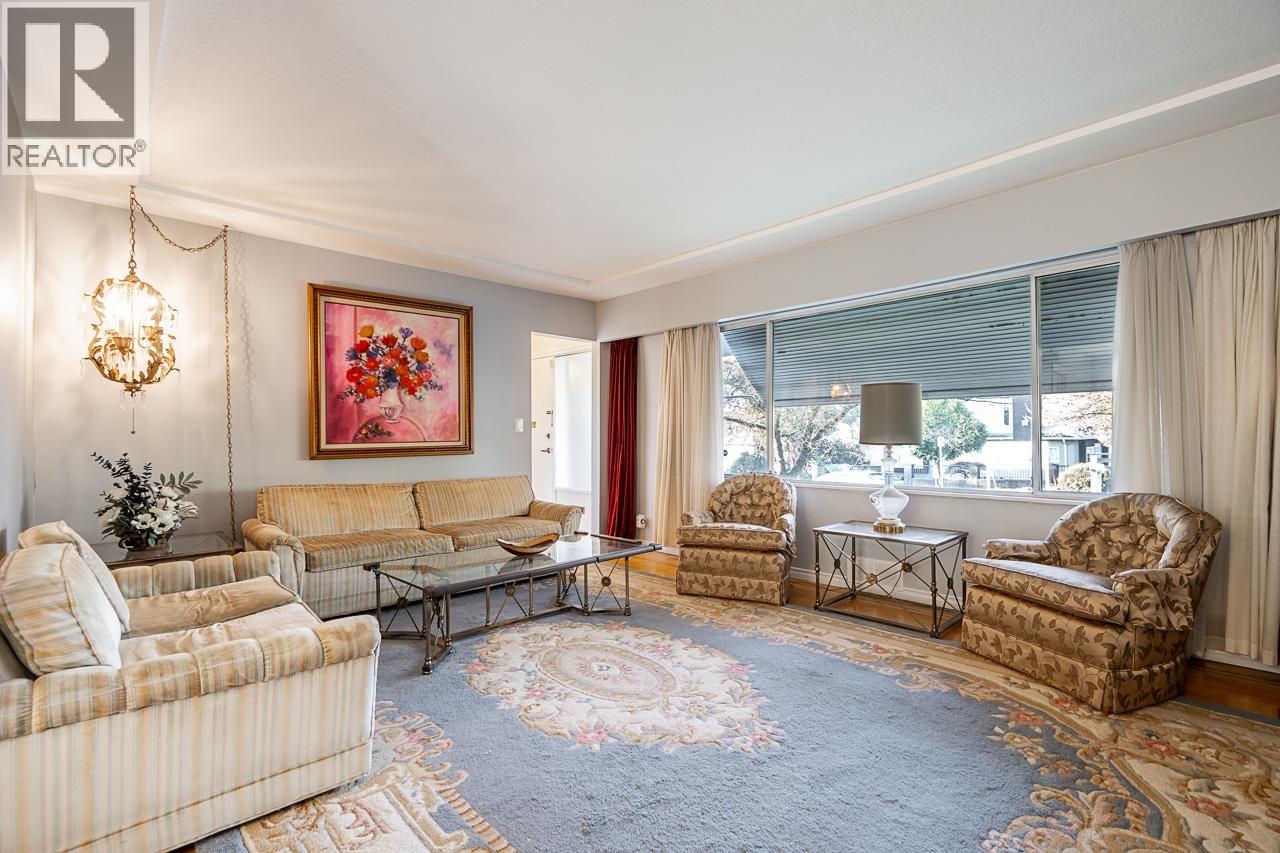 1910 Holdom Avenue, Burnaby, British Columbia  V5B 3W3 - Photo 7 - R3083401