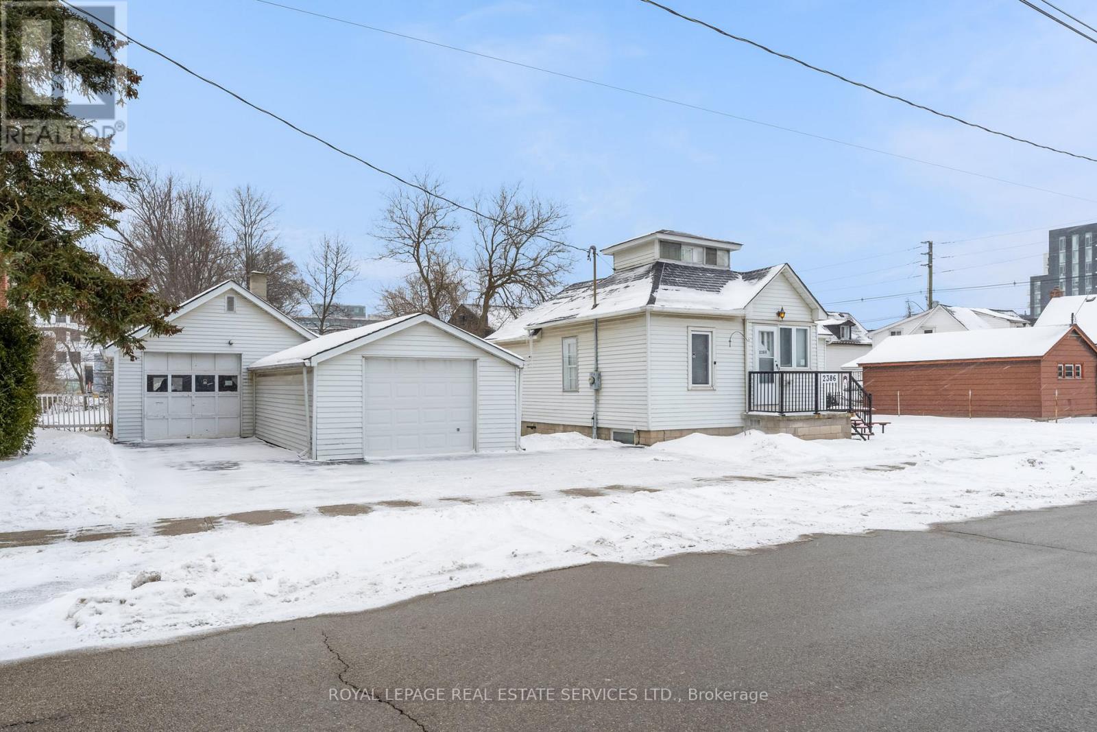 2386 Sovereign Street, Oakville, Ontario  L6L 1L8 - Photo 2 - W12733368