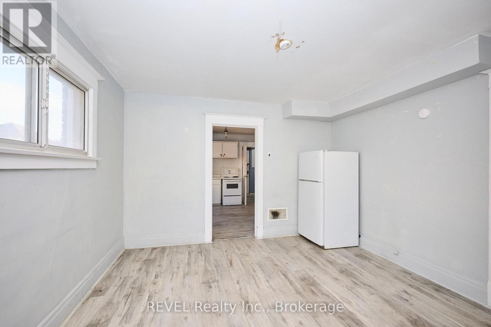 5806 Prince Edward Avenue, Niagara Falls, Ontario  L2G 5J3 - Photo 7 - X12733502