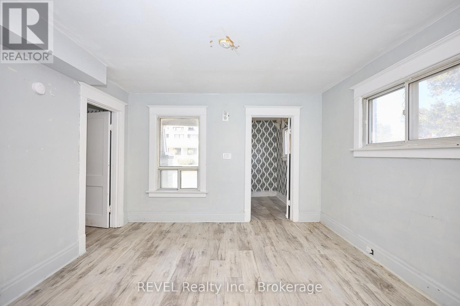 5806 Prince Edward Avenue, Niagara Falls, Ontario  L2G 5J3 - Photo 9 - X12733502