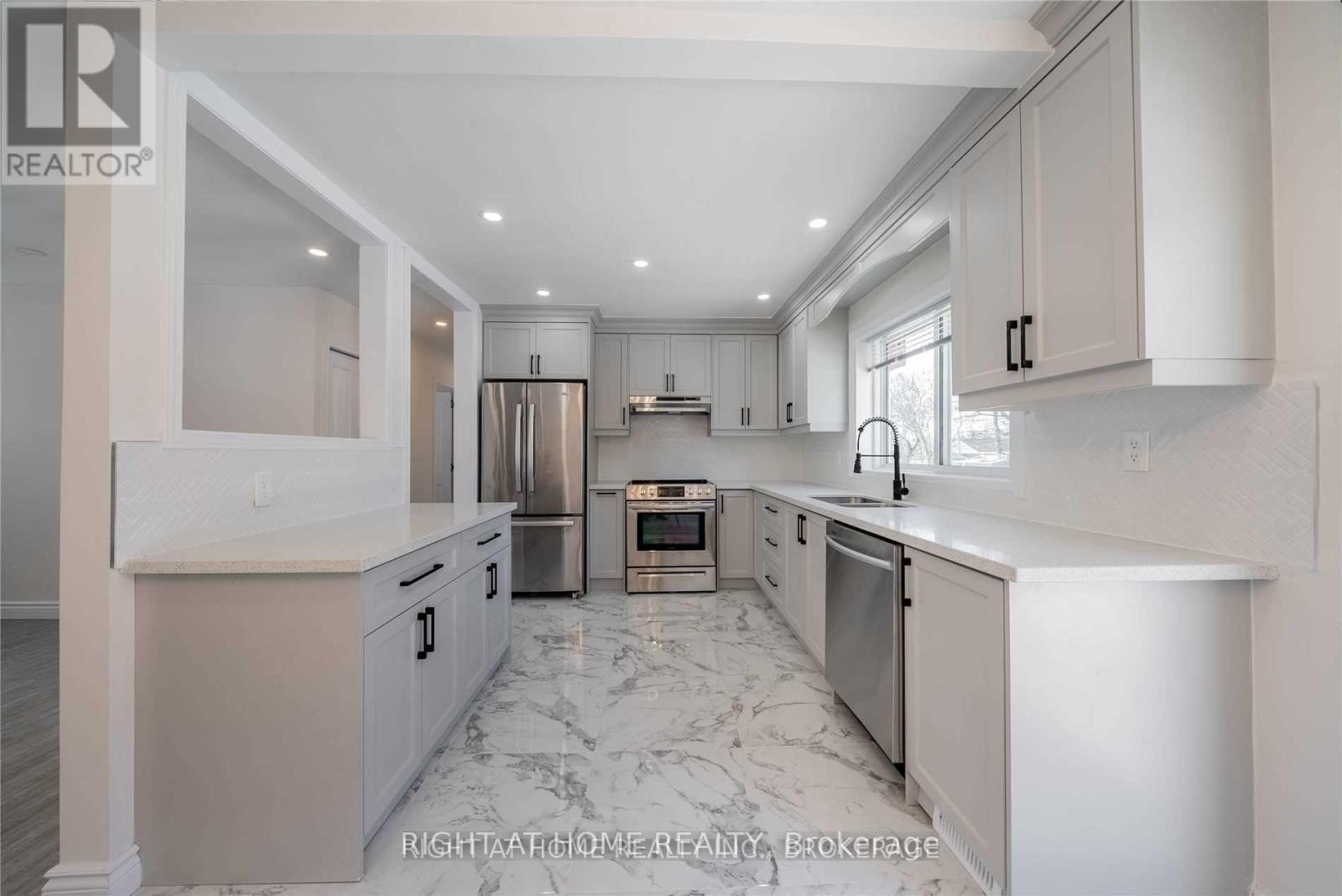 622 Fernhill Boulevard, Oshawa, Ontario  L1J 5J8 - Photo 2 - E12733466