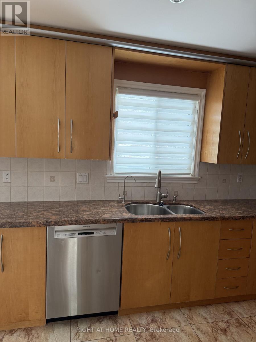 6 Carriage Lane, Toronto, Ontario  M2R 3V6 - Photo 13 - C12733444