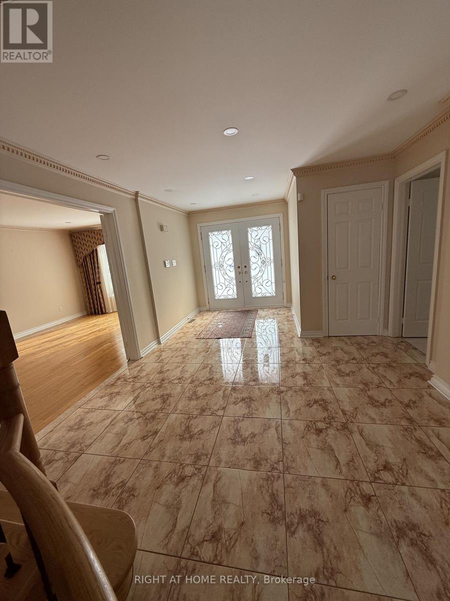 6 Carriage Lane, Toronto, Ontario  M2R 3V6 - Photo 3 - C12733444