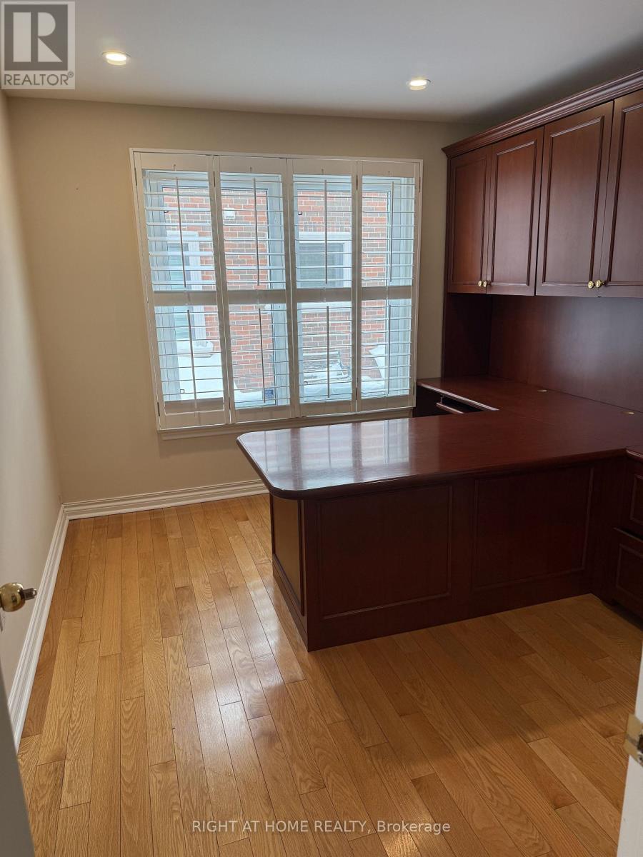 6 Carriage Lane, Toronto, Ontario  M2R 3V6 - Photo 4 - C12733444