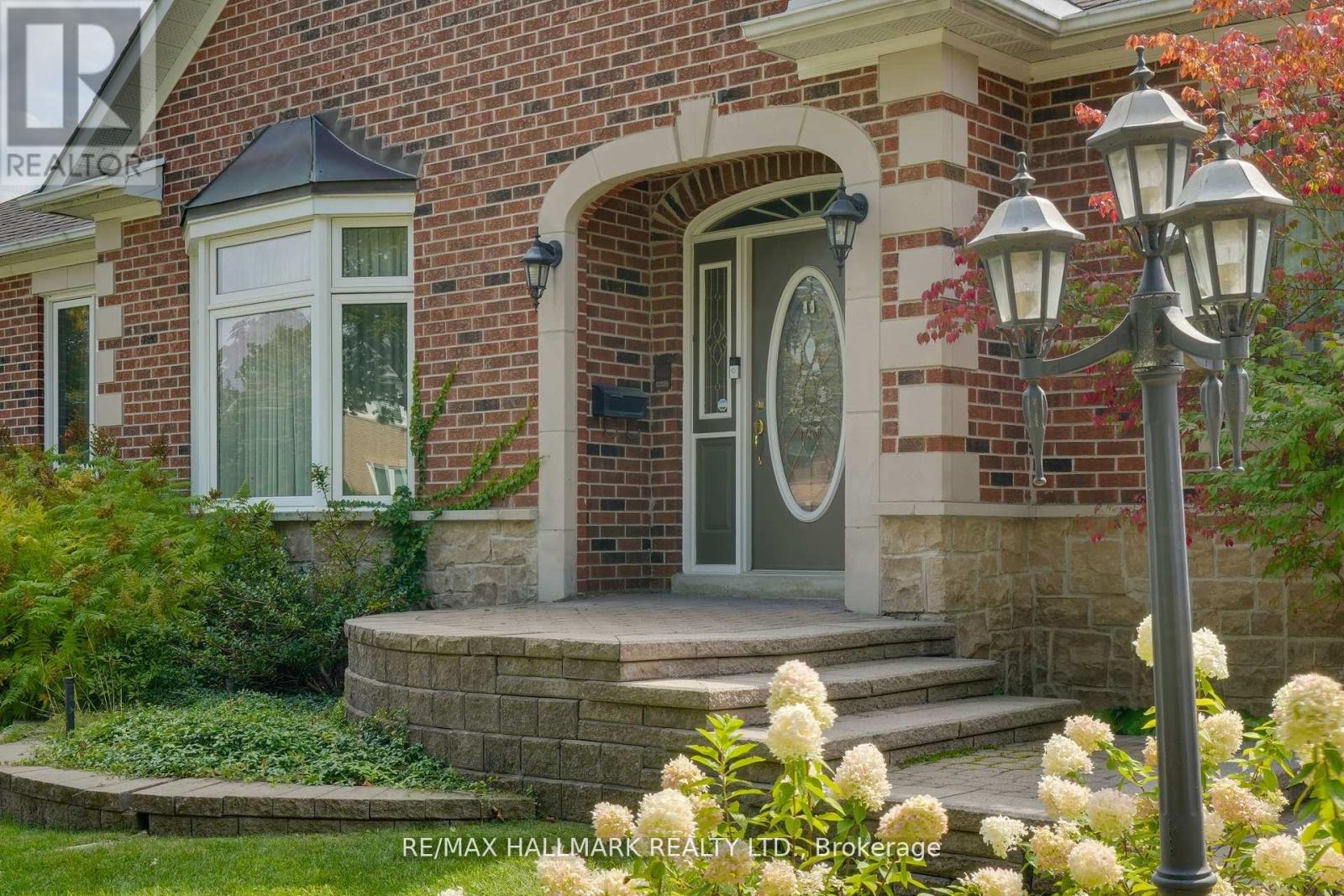 71 Willow Farm Lane, Aurora, Ontario  L4G 6K2 - Photo 5 - N12733550