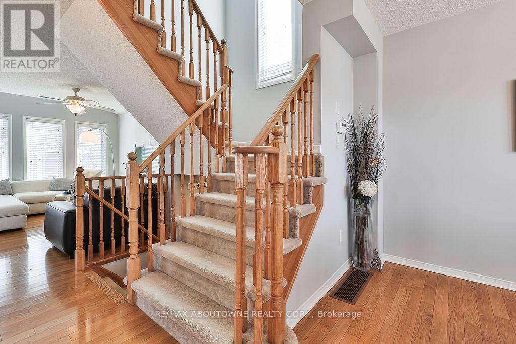 2185 Sutton Drive, Burlington, Ontario  L7L 7K5 - Photo 18 - W12733512