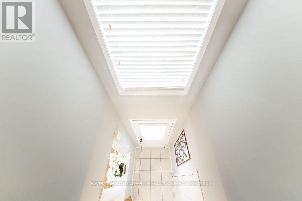 2185 Sutton Drive, Burlington, Ontario  L7L 7K5 - Photo 32 - W12733512