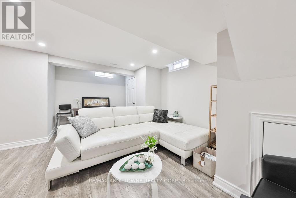 2185 Sutton Drive, Burlington, Ontario  L7L 7K5 - Photo 34 - W12733512