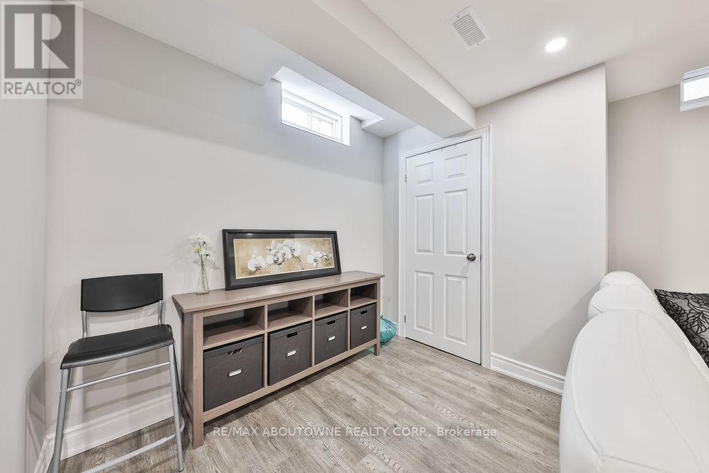 2185 Sutton Drive, Burlington, Ontario  L7L 7K5 - Photo 36 - W12733512