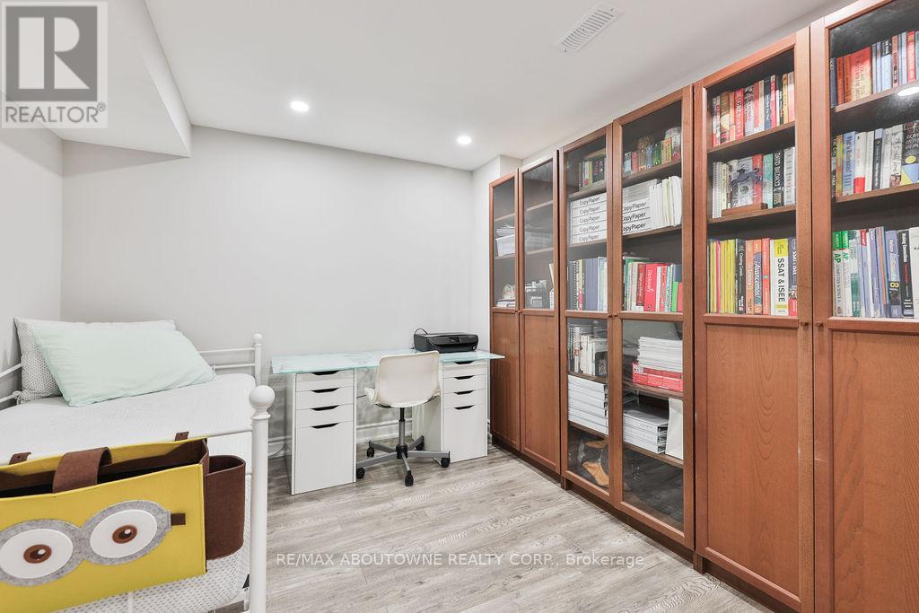 2185 Sutton Drive, Burlington, Ontario  L7L 7K5 - Photo 37 - W12733512