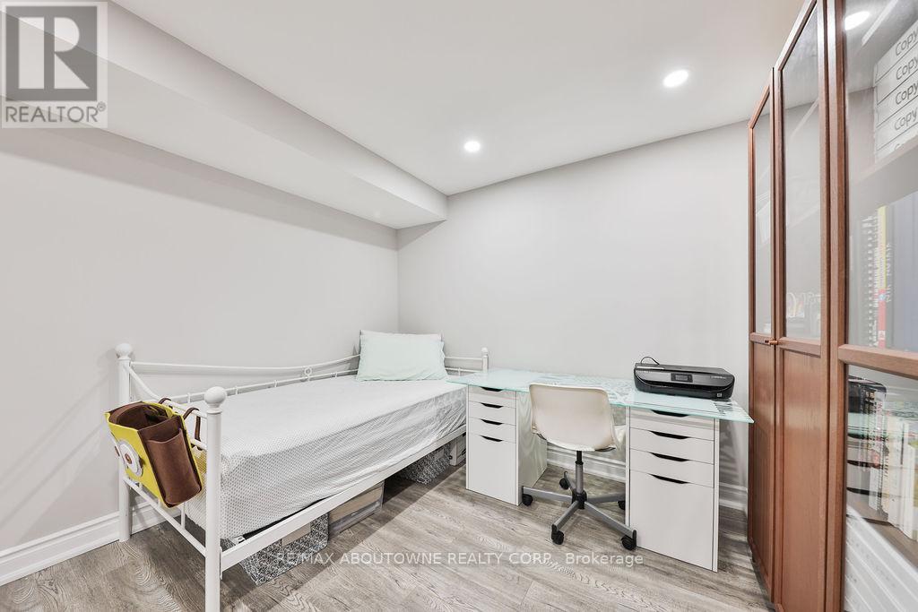 2185 Sutton Drive, Burlington, Ontario  L7L 7K5 - Photo 39 - W12733512