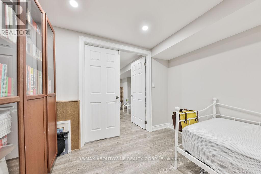 2185 Sutton Drive, Burlington, Ontario  L7L 7K5 - Photo 44 - W12733512