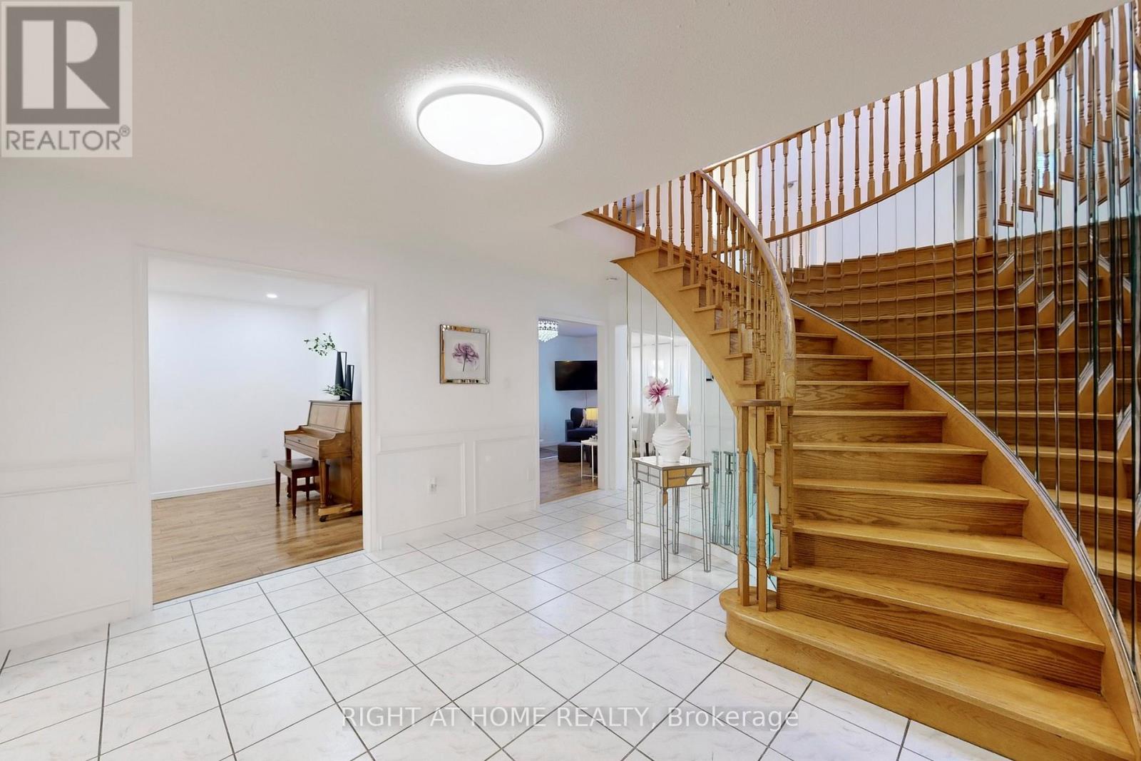 272 Hickory Circle, Oakville, Ontario  L6H 4V1 - Photo 4 - W12733518