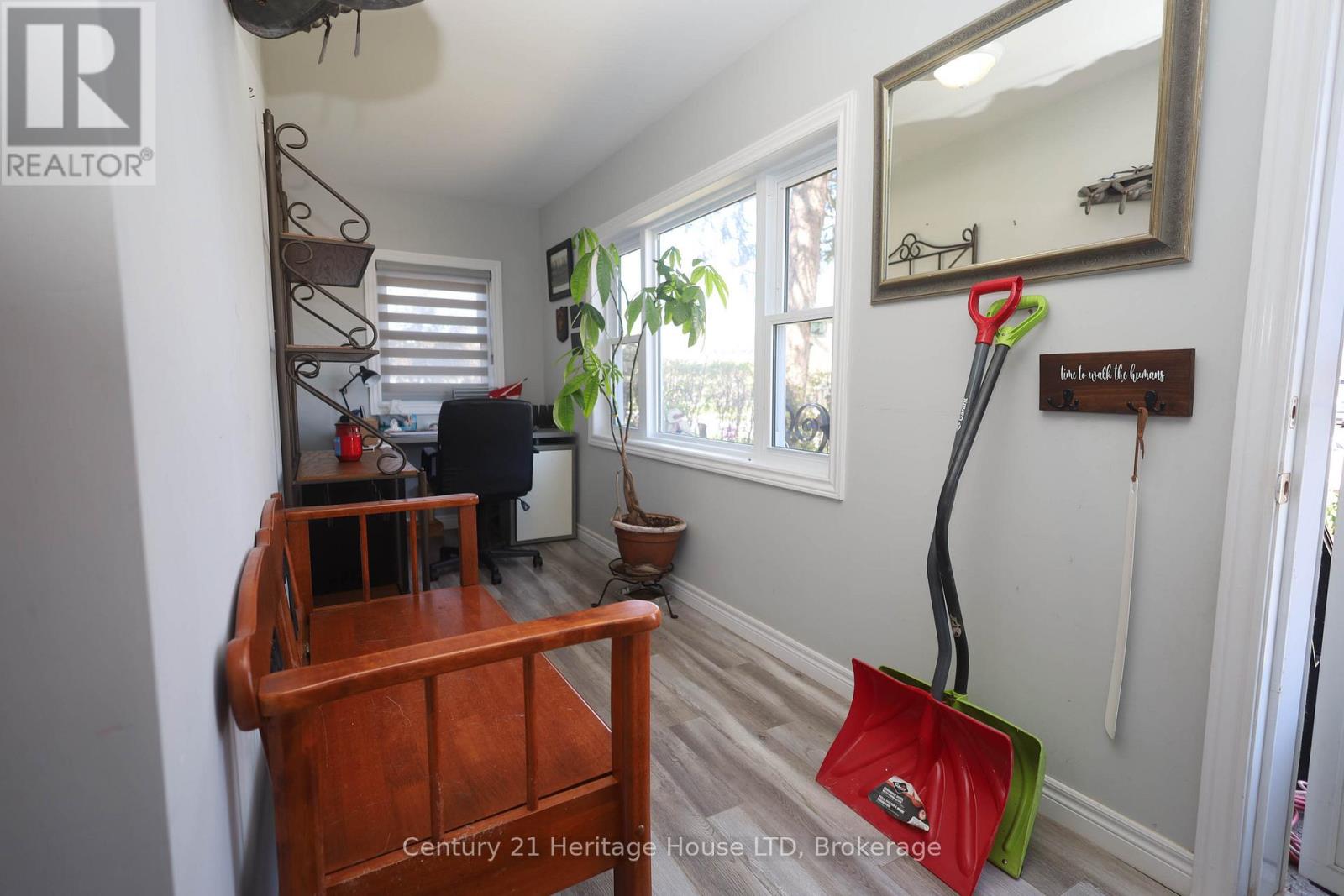 264 Henrietta Street, Fort Erie, Ontario  L2A 2K7 - Photo 2 - X12124904