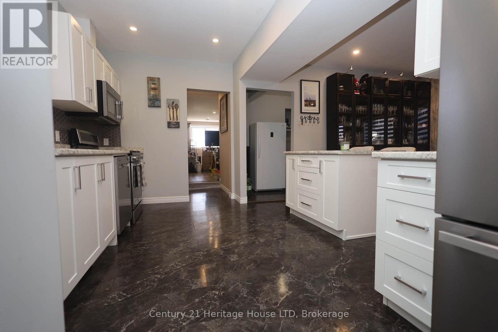 264 Henrietta Street, Fort Erie, Ontario  L2A 2K7 - Photo 4 - X12124904