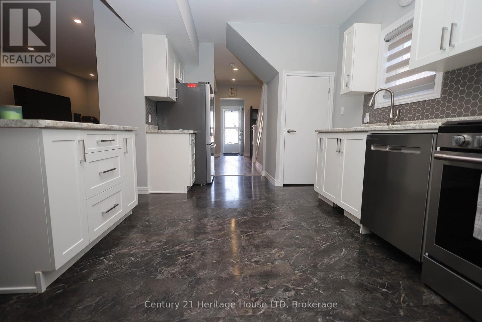 264 Henrietta Street, Fort Erie, Ontario  L2A 2K7 - Photo 3 - X12124904