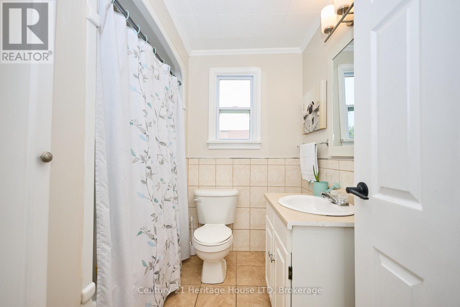 349 Bassett Avenue, Fort Erie, Ontario  L2A 4K8 - Photo 12 - X12328779