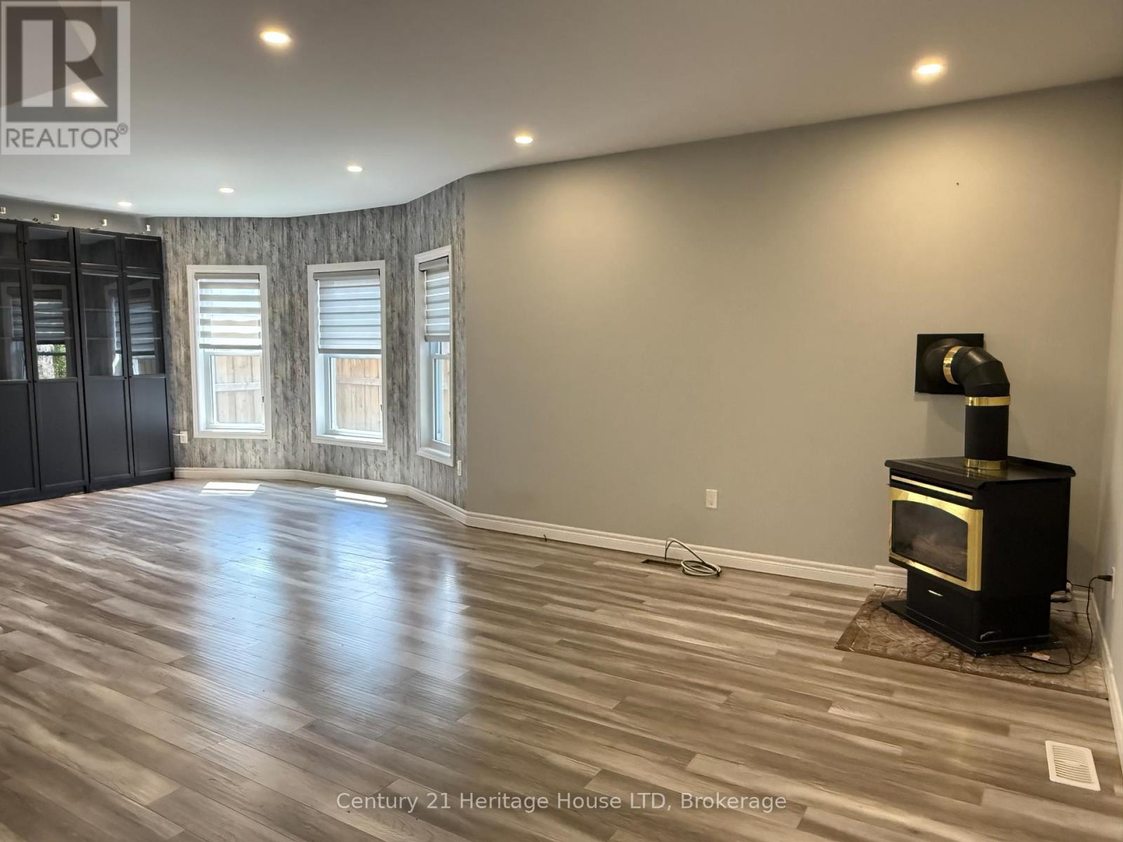 264 Henrietta Street, Fort Erie, Ontario  L2A 2K7 - Photo 8 - X12124904