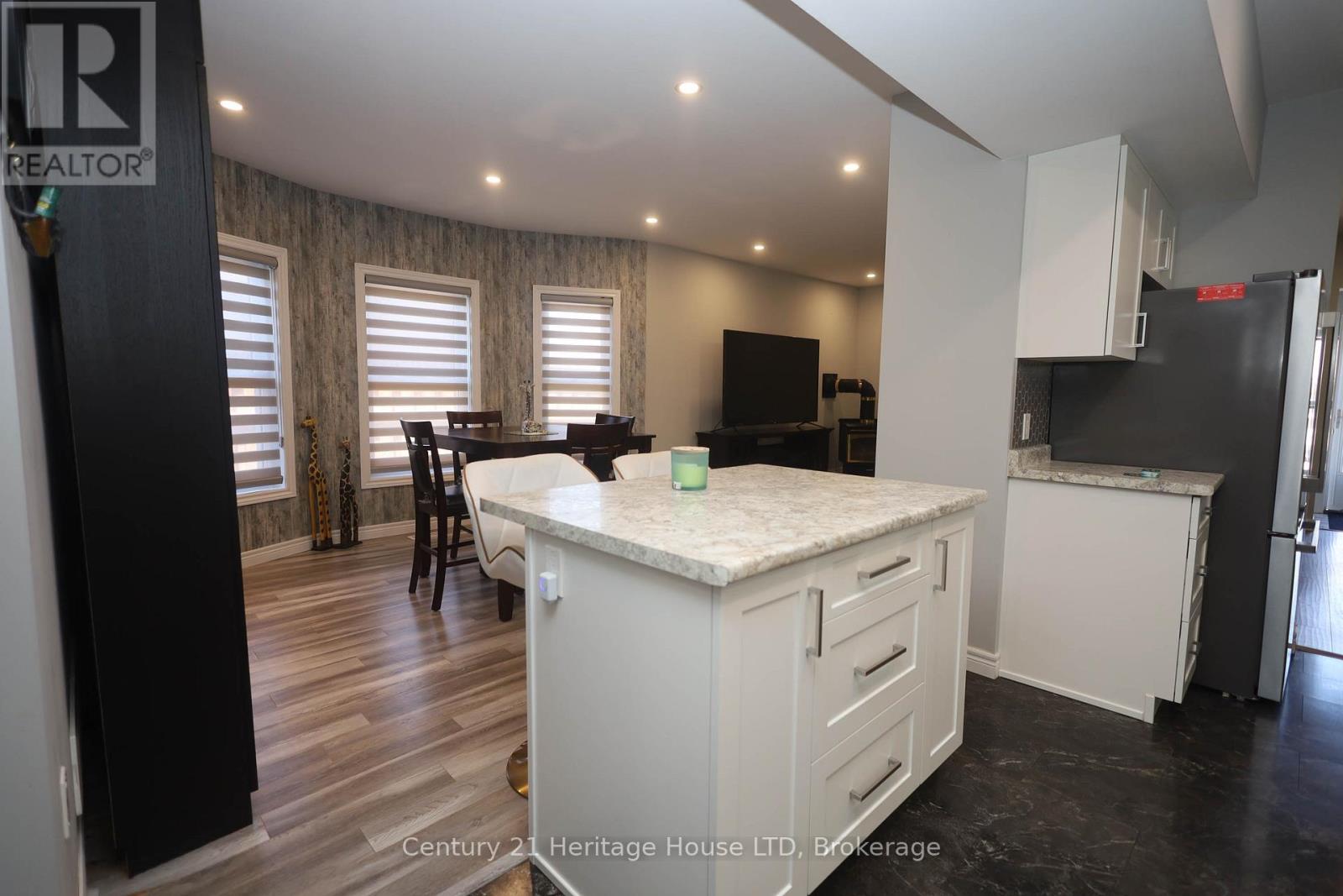 264 Henrietta Street, Fort Erie, Ontario  L2A 2K7 - Photo 5 - X12124904