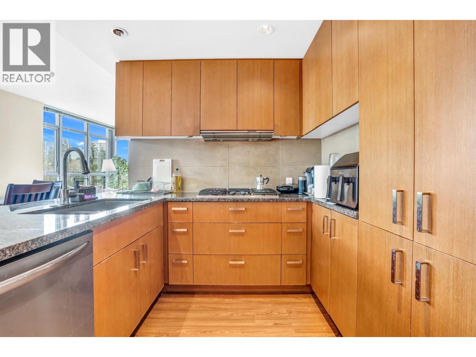 1003 3008 Glen Drive, Coquitlam, British Columbia  V3B 0J5 - Photo 2 - R3083744