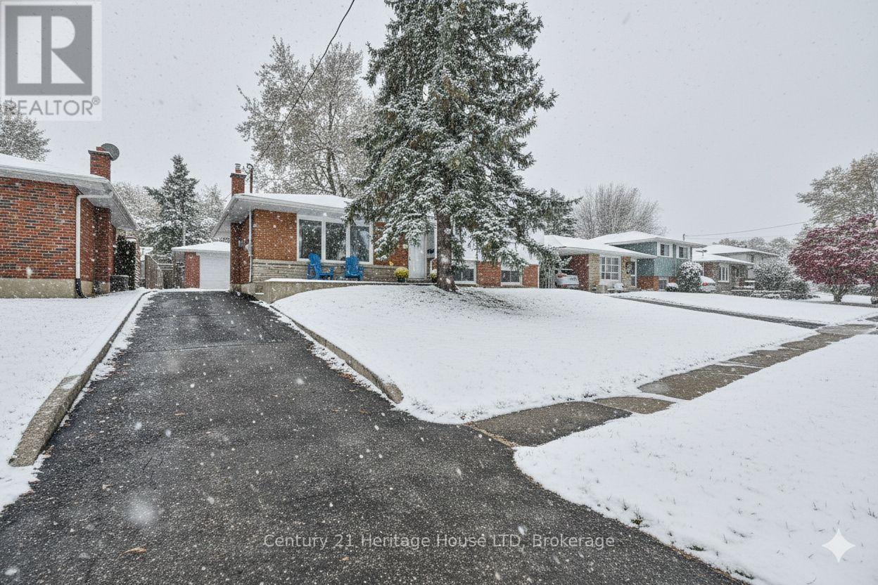 148 Champlain Drive, Fort Erie, Ontario  L2A 1Z8 - Photo 2 - X12513452