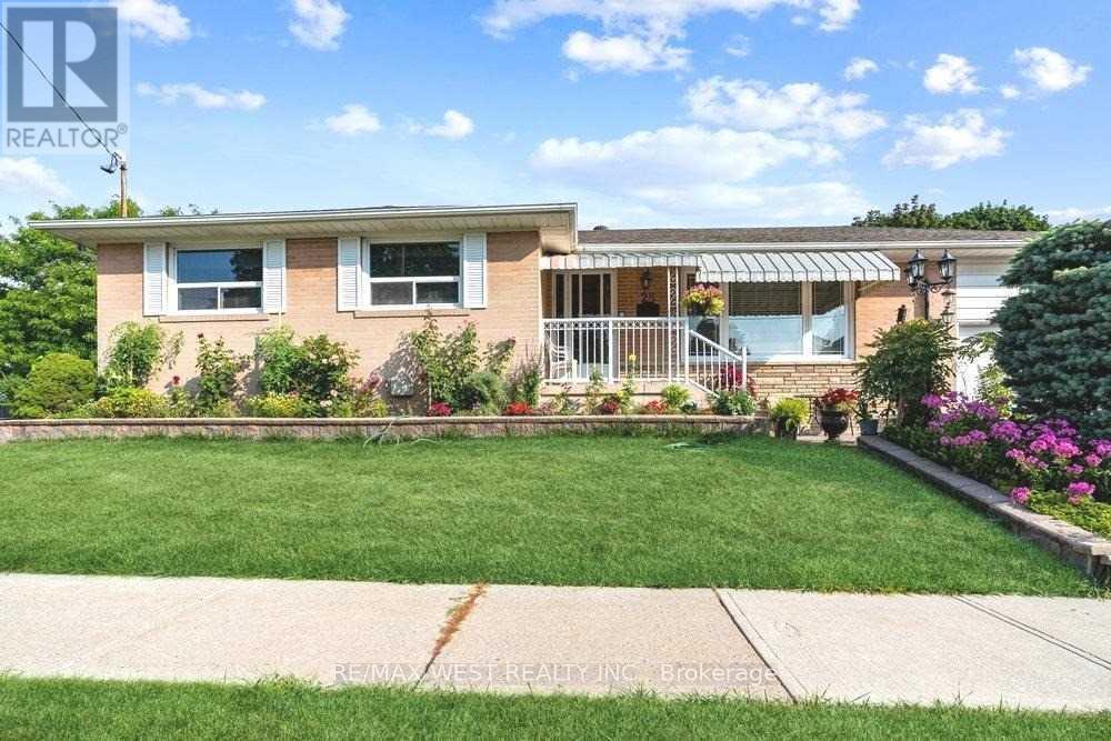 LOWER - 28 PARAGON ROAD, Toronto, Ontario