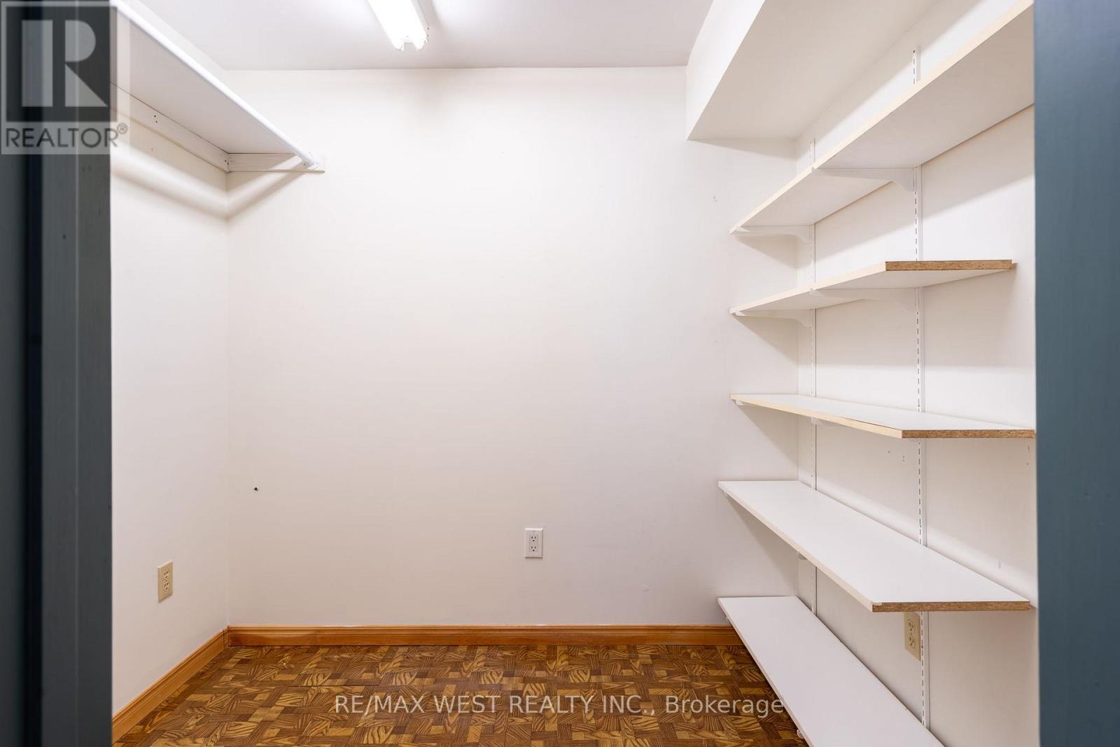 Lower - 28 Paragon Road, Toronto, Ontario  M9R 1J5 - Photo 11 - W12733562