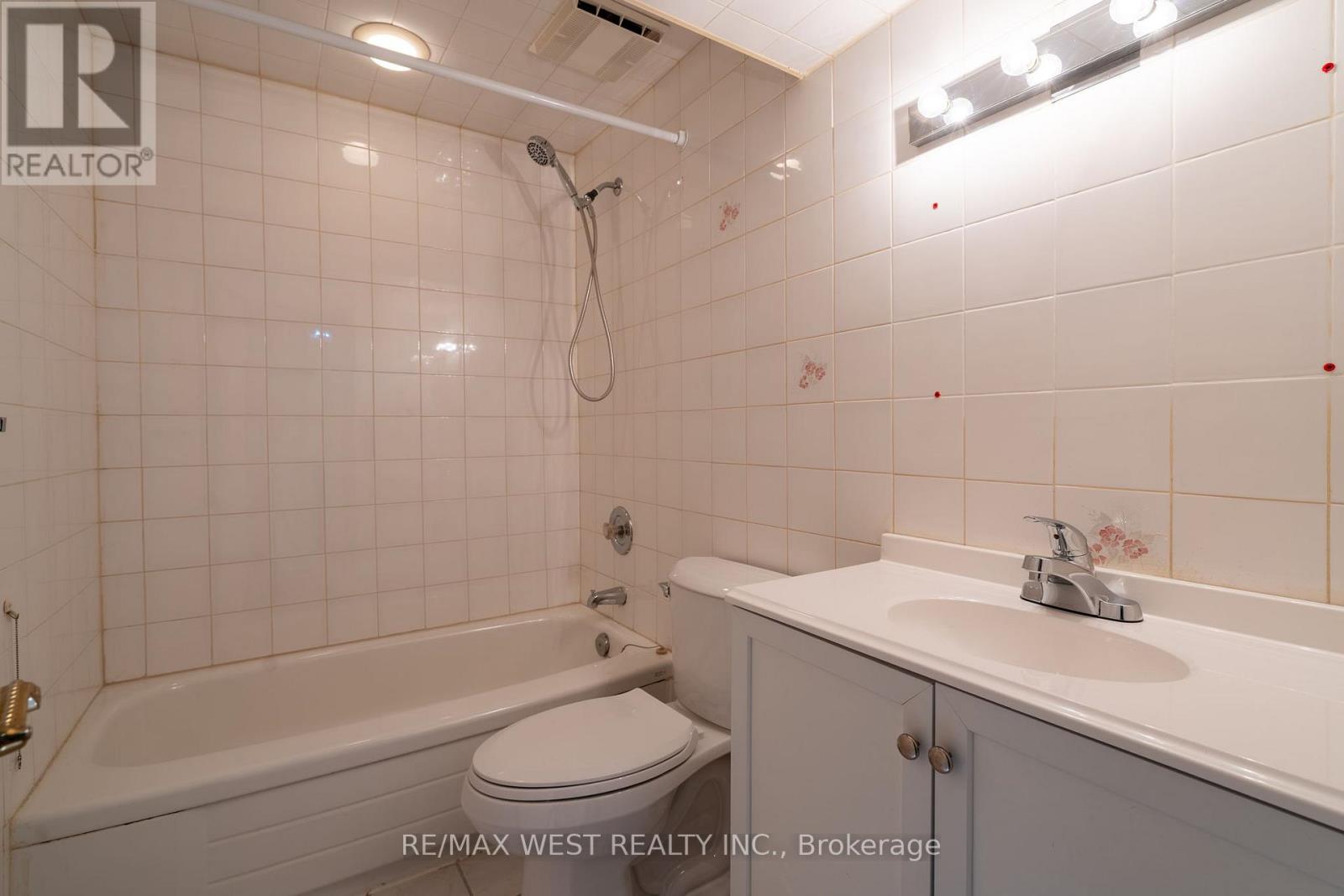 Lower - 28 Paragon Road, Toronto, Ontario  M9R 1J5 - Photo 14 - W12733562