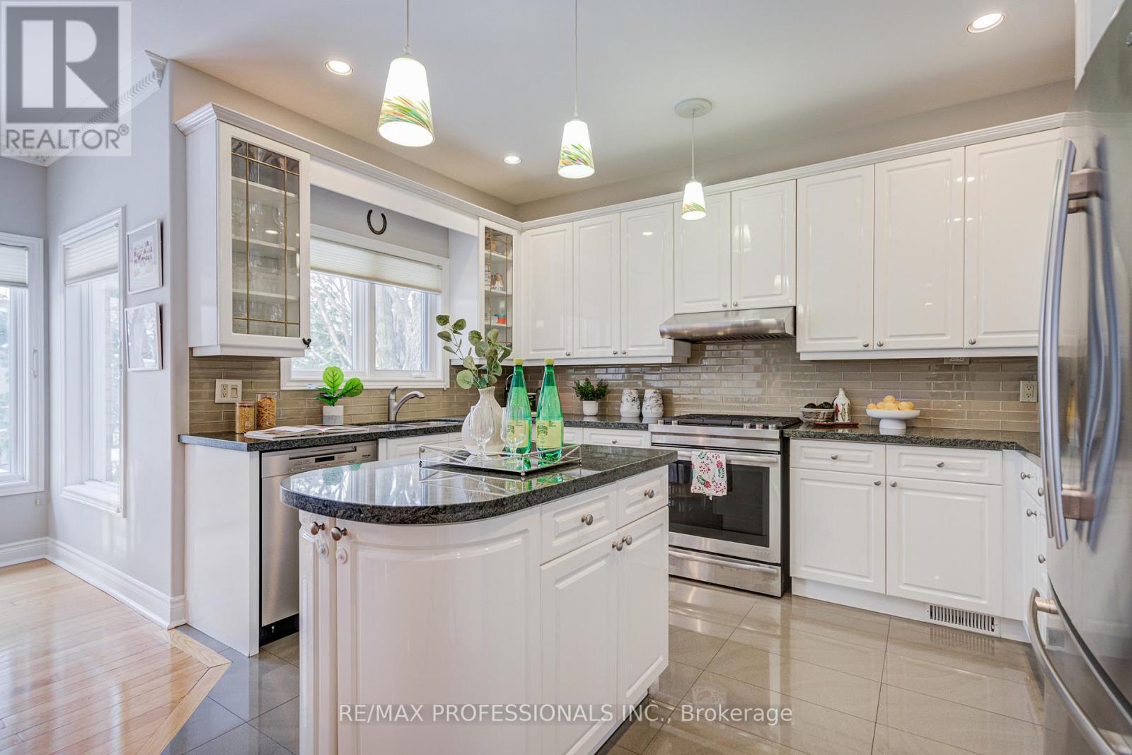 4662 Dundas Street W, Toronto, Ontario  M9A 1A6 - Photo 9 - W12733620