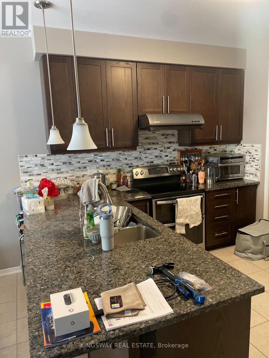 229 Pineglen Crescent, Kitchener, Ontario  N2R 0G2 - Photo 3 - X12733580