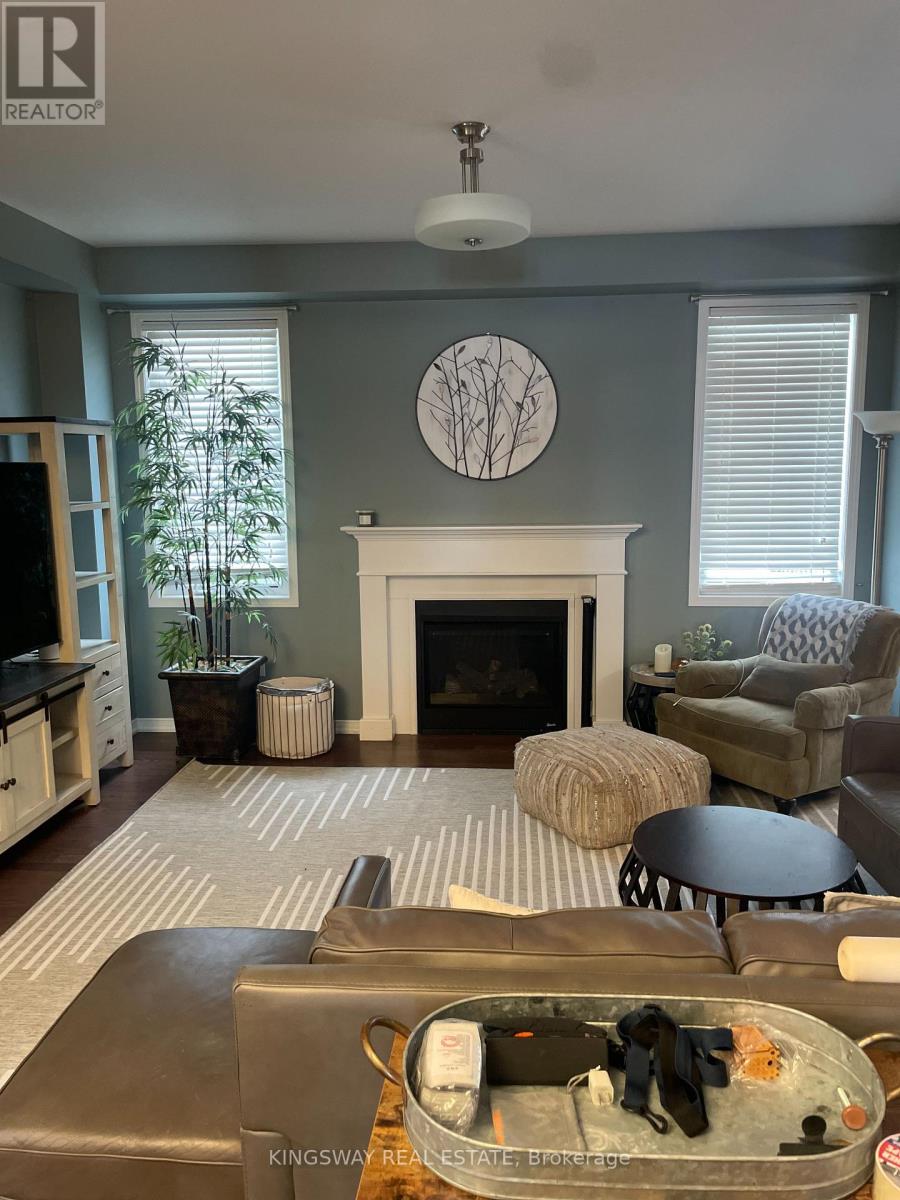 229 Pineglen Crescent, Kitchener, Ontario  N2R 0G2 - Photo 5 - X12733580