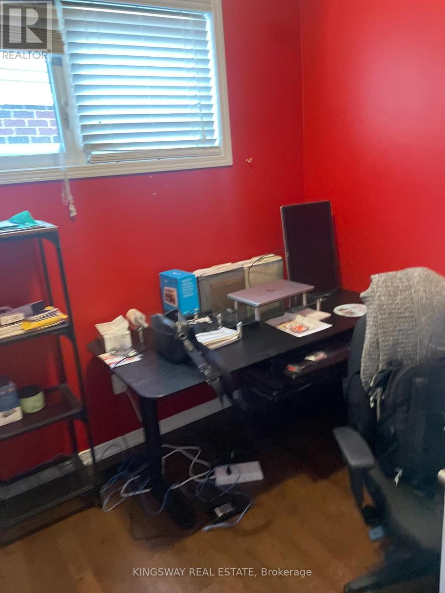 229 Pineglen Crescent, Kitchener, Ontario  N2R 0G2 - Photo 7 - X12733580